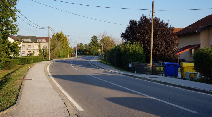 Državna cesta D225 na ulazu u Harmicu