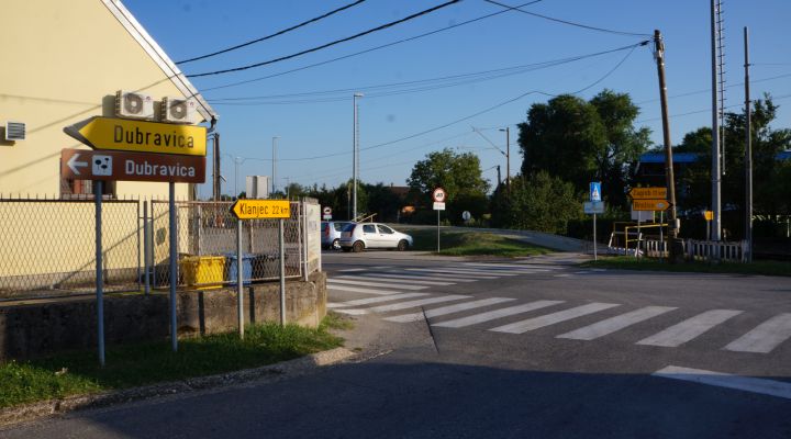 Križanje D225 i Dubravičke ulice; spust za pješake sa željezničke stanice