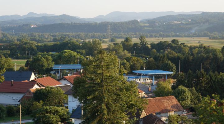 Pogled na granični prijelaz s brežuljka iznad Harmice