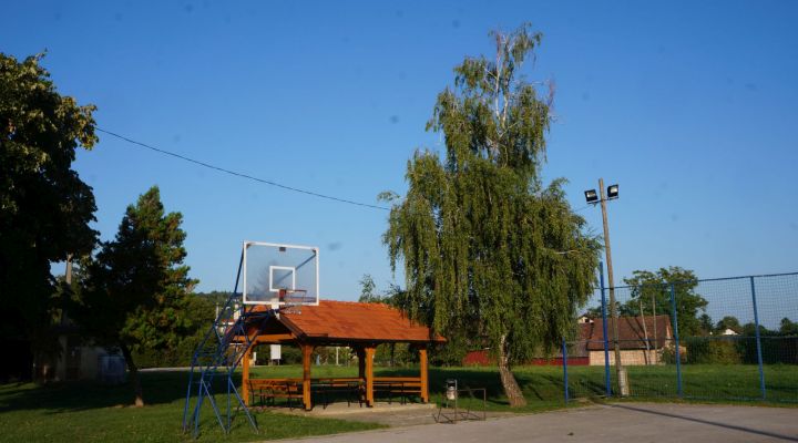 Sjenica uz igralište